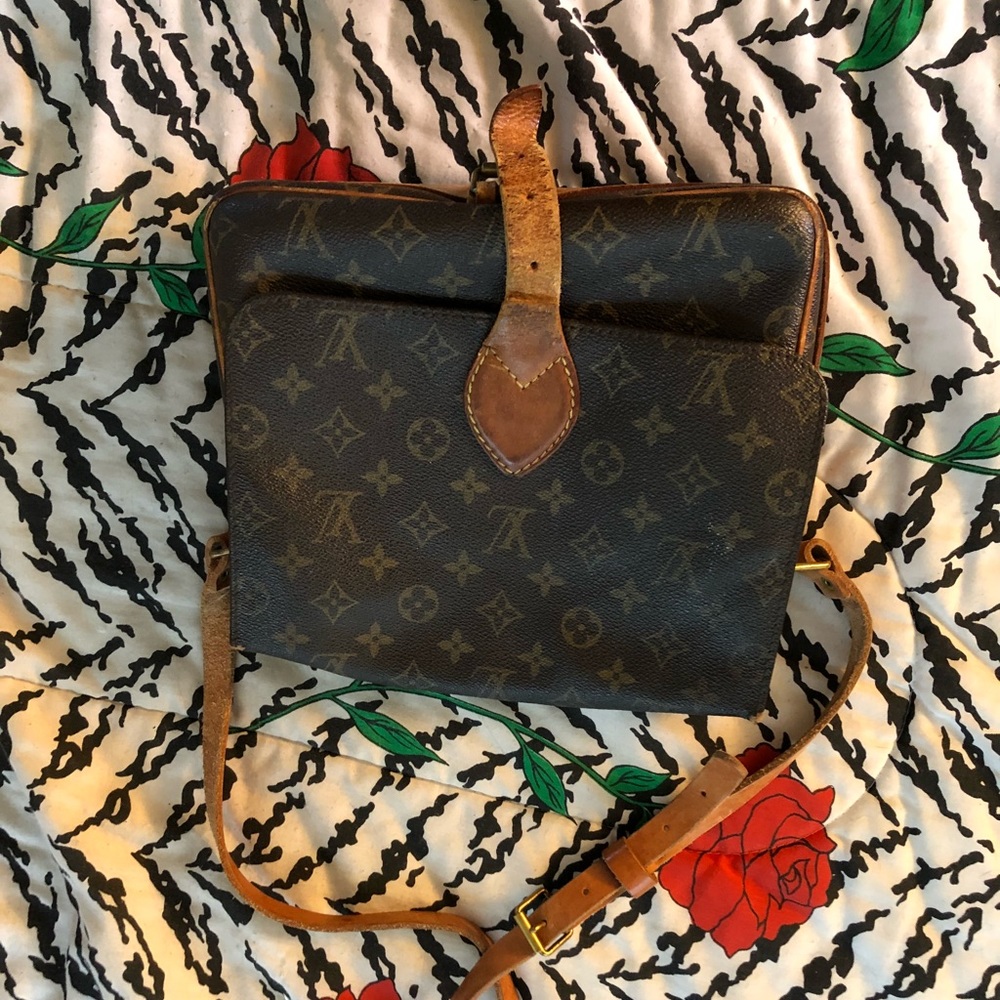 Vintage Louis Vuitton shoulder purse.